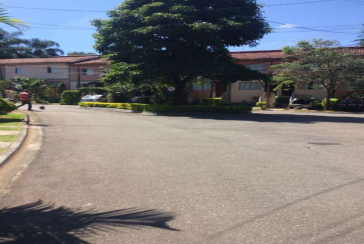 Sobrado à venda no Jaraguá na Rua Dona Gertrudes Jordão 257, no Condomínio Village Park 