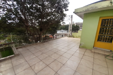 Casa assobradada à venda no Jardim Mutinga na Rua Belo Jardim 