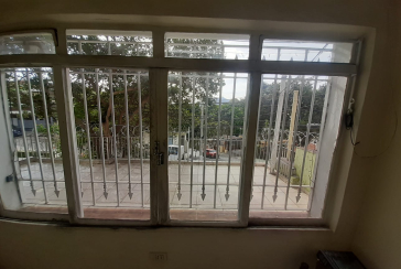 Casa assobradada à venda no Jardim Mutinga na Rua Belo Jardim 
