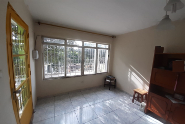 Casa assobradada à venda no Jardim Mutinga na Rua Belo Jardim 