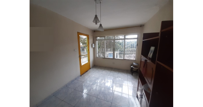 Casa assobradada à venda no Jardim Mutinga na Rua Belo