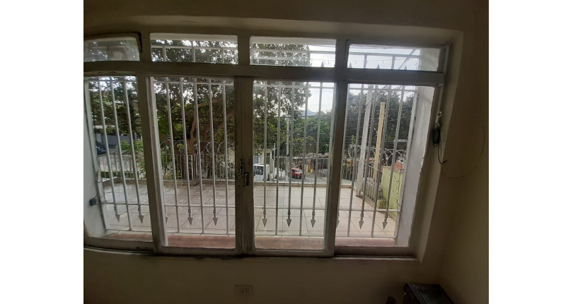 Casa assobradada à venda no Jardim Mutinga na Rua Belo Jardim 