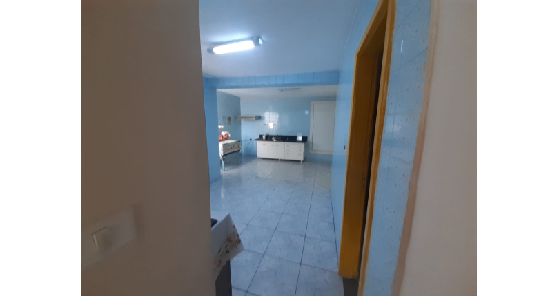 Casa assobradada à venda no Jardim Mutinga na Rua Belo Jardim 