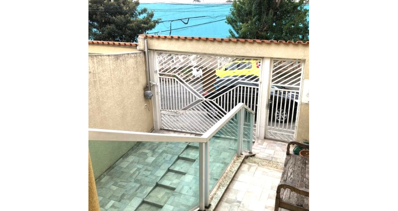 Casa assobradada à venda na Ayrosa na Rua Arara