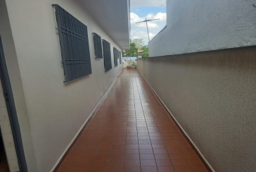 Casa assobradada à venda no Parque São Domingos na Rua Almiro Bernardo