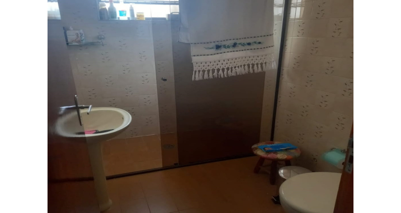 Casa assobradada à venda no Parque São Domingos na Rua Almiro Bernardo