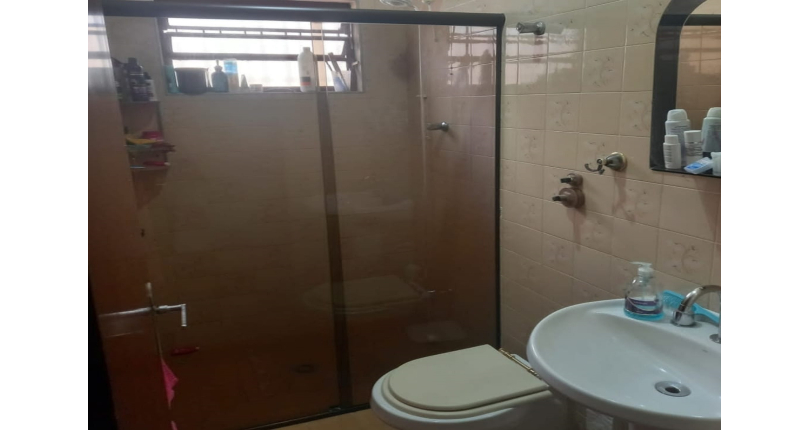 Casa assobradada à venda no Parque São Domingos na Rua Almiro Bernardo