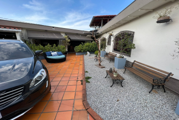 Linda Casa Térrea à venda no Jardim São José (Zona Norte) na Praça Ribeira das Naus