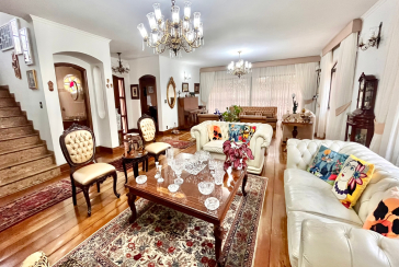 Belo Sobrado à venda no Alto da Lapa na Rua Lomas Valentinas