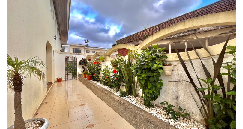 Belo Sobrado à venda no Alto da Lapa na Rua Lomas Valentinas