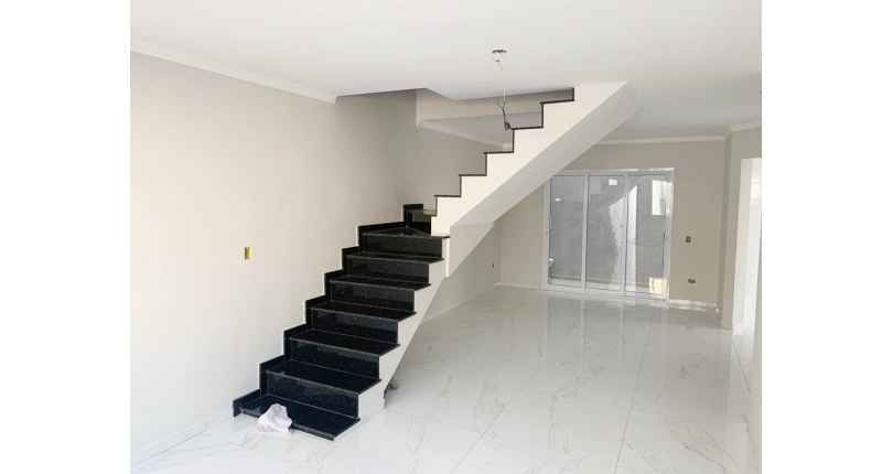 Belo Sobrado novo à venda na Vila Mangalot na Rua José Ataliba Ortiz 400,