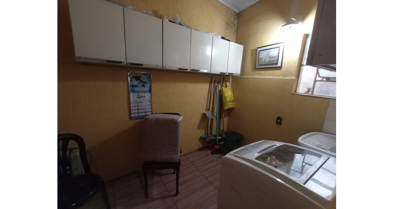 Bom Sobrado à venda na Ayrosa na Rua Rouxinol, com 2 dormitórios