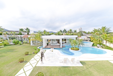 Belo Sobrado à venda no Guarujá no bairro do Jardim Acapulco na Rua Lealdino Sampaio Pedreira