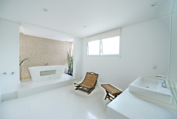 Belo Sobrado à venda no Guarujá no bairro do Jardim Acapulco na Rua Lealdino Sampaio Pedreira