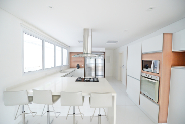 Belo Sobrado à venda no Guarujá no bairro do Jardim Acapulco na Rua Lealdino Sampaio Pedreira