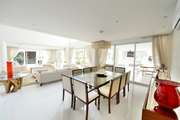 Belo Sobrado à venda no Guarujá no bairro do Jardim Acapulco na Rua Lealdino Sampaio Pedreira