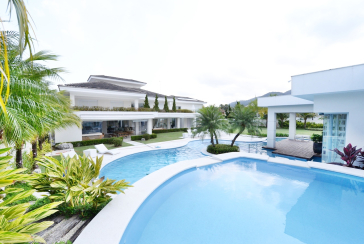 Belo Sobrado à venda no Guarujá no bairro do Jardim Acapulco na Rua Lealdino Sampaio Pedreira