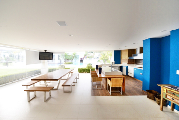 Belo Sobrado à venda no Guarujá no bairro do Jardim Acapulco na Rua Lealdino Sampaio Pedreira