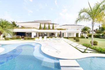 Belo Sobrado à venda no Guarujá no bairro do Jardim Acapulco na Rua Lealdino Sampaio Pedreira