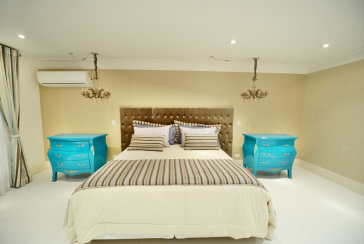 Belo Sobrado à venda no Guarujá no bairro do Jardim Acapulco na Rua Lealdino Sampaio Pedreira