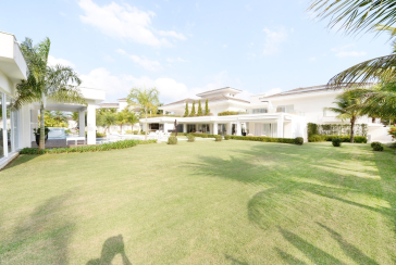 Belo Sobrado à venda no Guarujá no bairro do Jardim Acapulco na Rua Lealdino Sampaio Pedreira