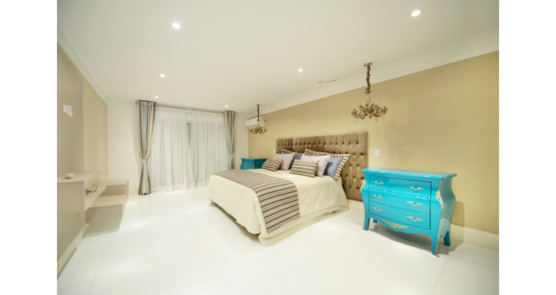 Belo Sobrado à venda no Guarujá no bairro do Jardim Acapulco na Rua Lealdino Sampaio Pedreira