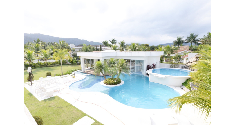 Belo Sobrado à venda no Guarujá no bairro do Jardim Acapulco na Rua Lealdino Sampaio Pedreira