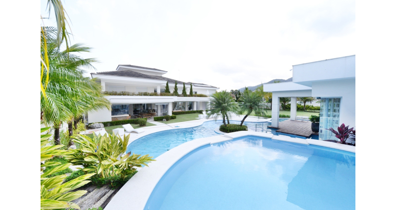 Belo Sobrado à venda no Guarujá no bairro do Jardim Acapulco na Rua Lealdino Sampaio Pedreira