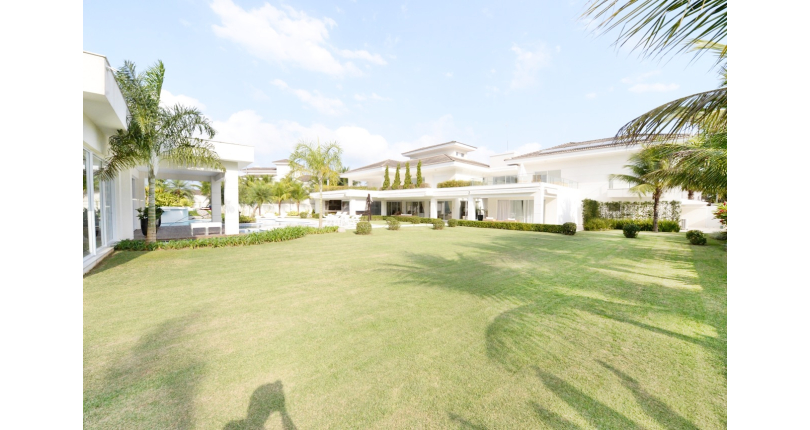 Belo Sobrado à venda no Guarujá no bairro do Jardim Acapulco na Rua Lealdino Sampaio Pedreira