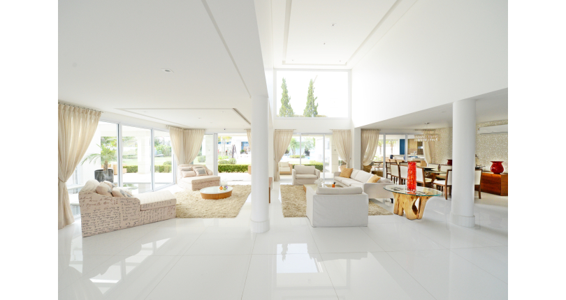 Belo Sobrado à venda no Guarujá no bairro do Jardim Acapulco na Rua Lealdino Sampaio Pedreira