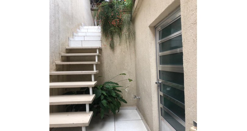 Belo Sobrado à venda na Vila Guedes na Rua Carolina Guedes, 