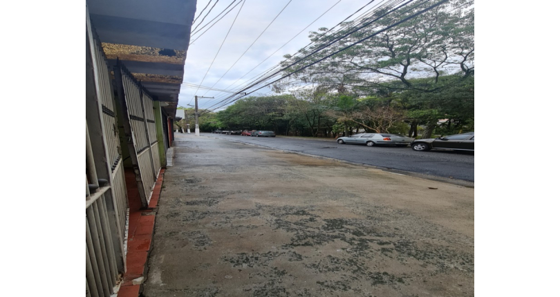 Sobrado à venda no Parque São Domingos na Avenida General Charles de Gaulle