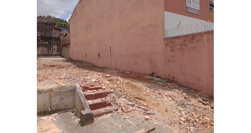 Terreno à venda nos Remédios na Avenida dos Remédios,