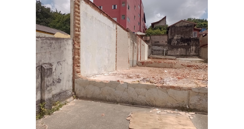 Terreno à venda nos Remédios na Avenida dos Remédios,