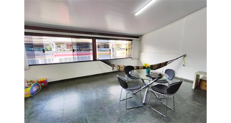  Sobrado à venda no Jardim Mutinga na Rua Belo Jardim