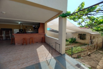 Casa espaçosa à venda na Vila Pirituba na Rua Padre João de Almeida,