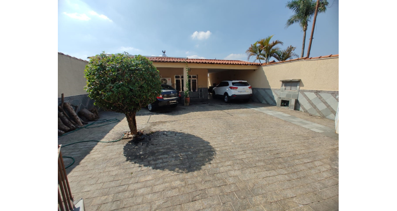 Casa espaçosa à venda na Vila Pirituba na Rua Padre João de Almeida,