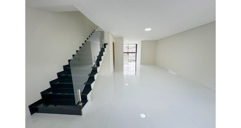 LINDO Sobrado novo á venda no Parque São Domingos na Rua Armando Martino