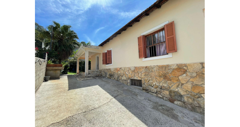 Casa à venda no Bairro da Vila Chica Luisa na Rua Ivacatinga