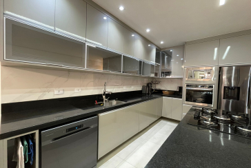 Lindo Sobrado à venda de Alto Padrão no Bairro do City Recanto Anastácio na Rua João Ferrero Versino,