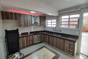 Belo Sobrado à venda no Bairro do Jardim Marisa na Rua José de Souza Ferreira