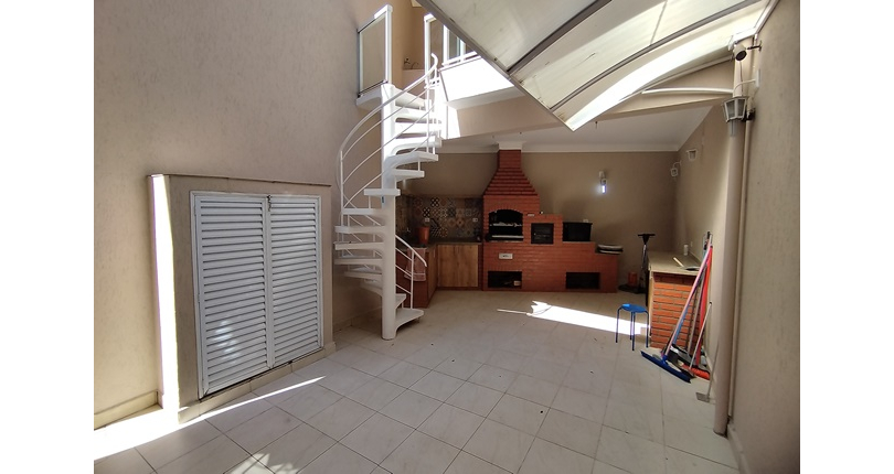 Belo Sobrado à venda no Bairro do Jardim Marisa na Rua José de Souza Ferreira