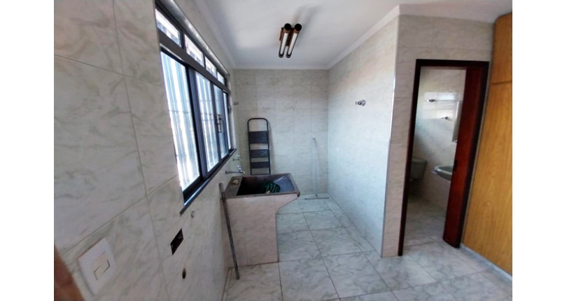 Sobrado à venda no Bairro do Jardim Mangalot na Rua Padre Aníbal Difrância