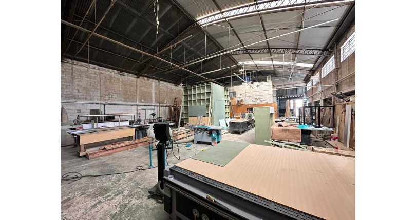 Galpão Comercial à venda no Bairro do Jardim Mutinga na Rua Belo Jardim