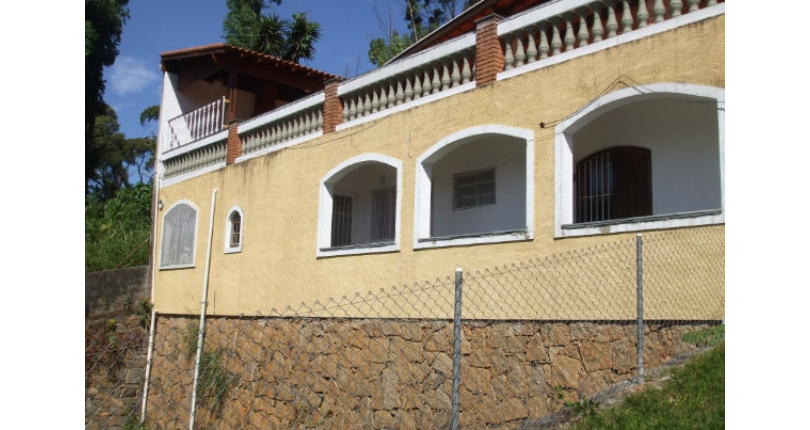 Casa à venda em Osasco no Bairro do Três Montanhas na Rua Serra dos Itatins,