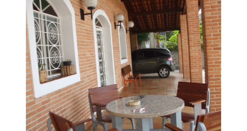 Casa à venda em Osasco no Bairro do Três Montanhas na Rua Serra dos Itatins,