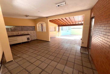 Casa para renda à venda no Bairro do Jardim Santa Lucrécia na Rua Pêra-Marmelo