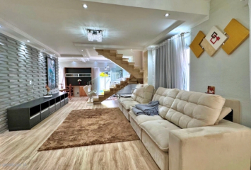 Sobrado à venda em Santana de Parnaíba no Bairro do Alphaville na Alameda dos Ciclames,