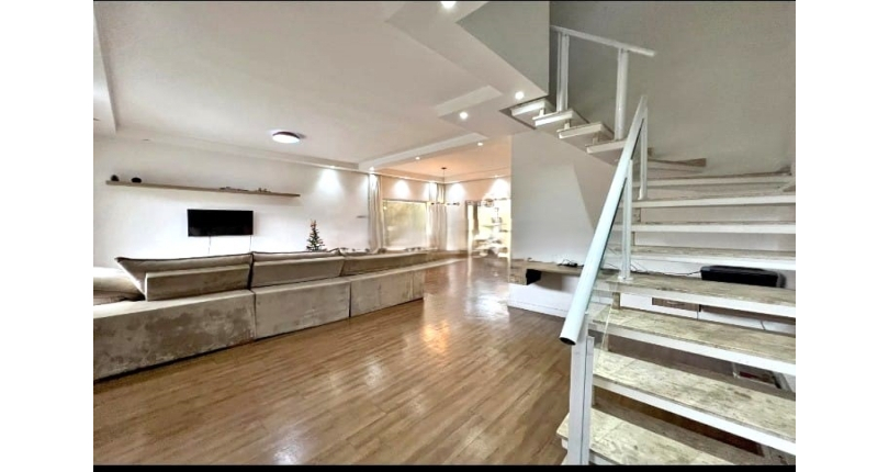 Belo Sobrado à venda em Cajamar no Bairro do Portais (Polvilho) na Rua das Zineas,