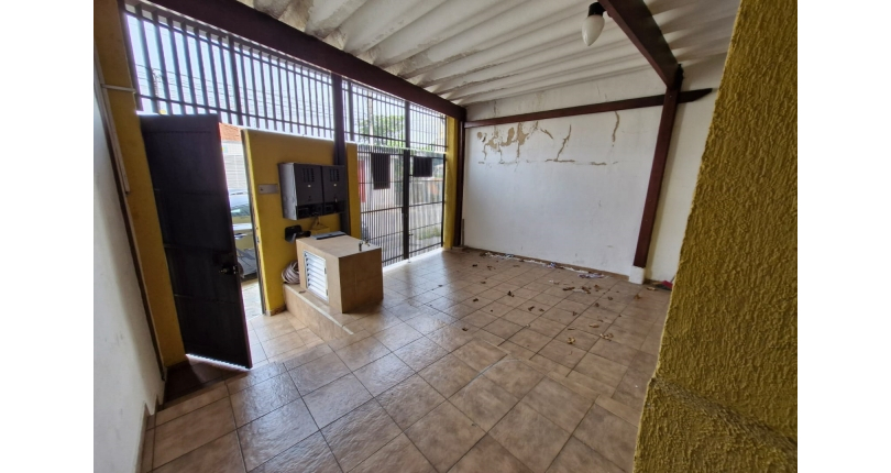 Casa para renda à venda no Bairro do Jardim Santo Elias na Rua Almério de Albuquerque Melo